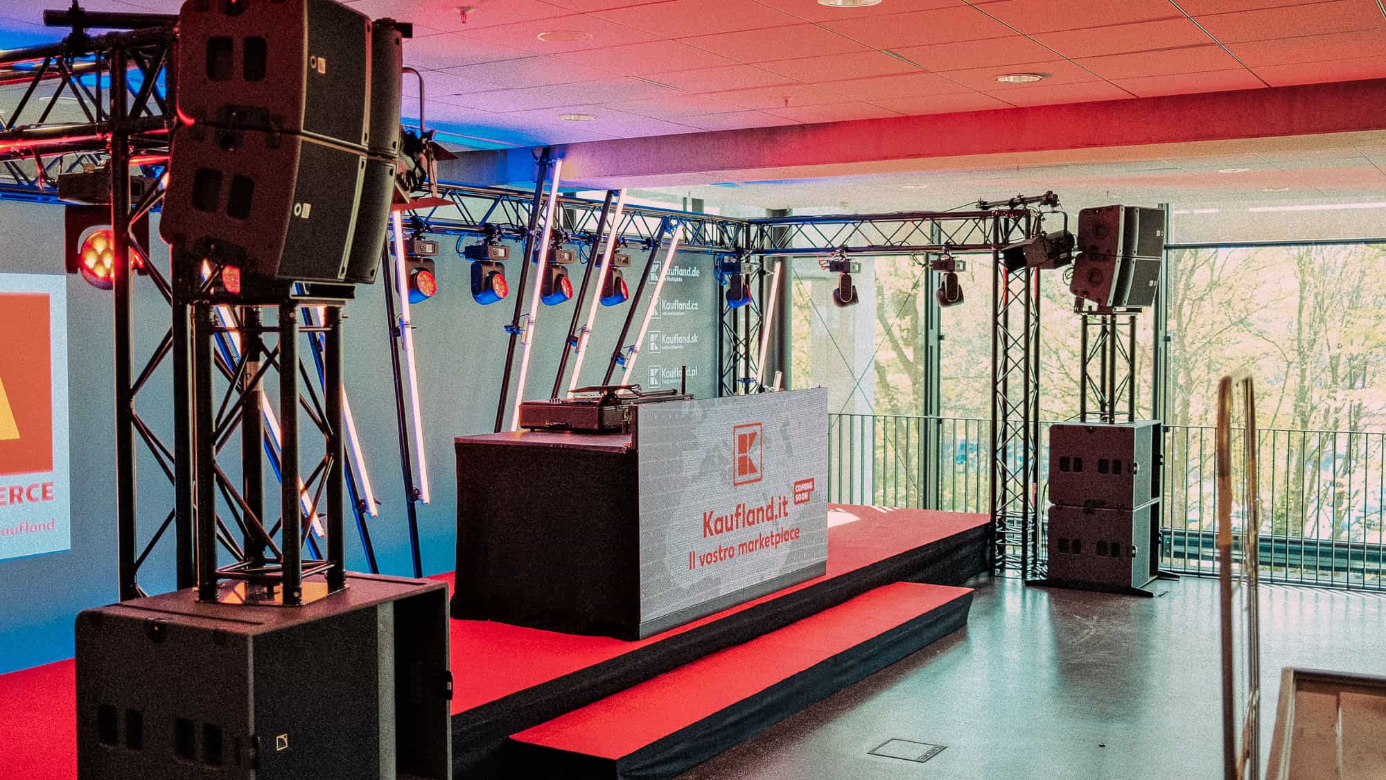 Event-Location mit festlicher Stimmung und Technik