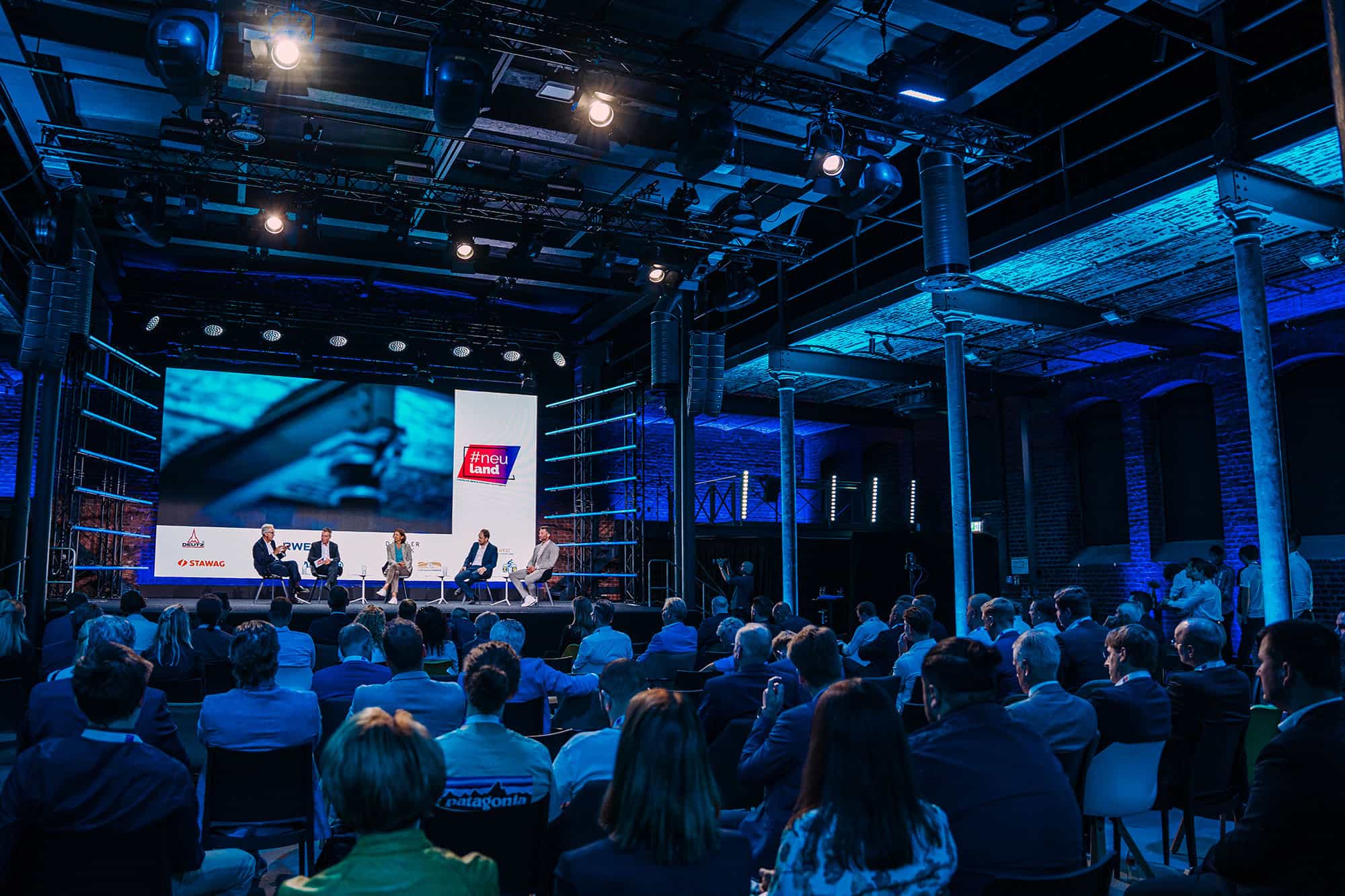 Konferenztechnik und Bühne im Einsatz bei einer Veranstaltung.