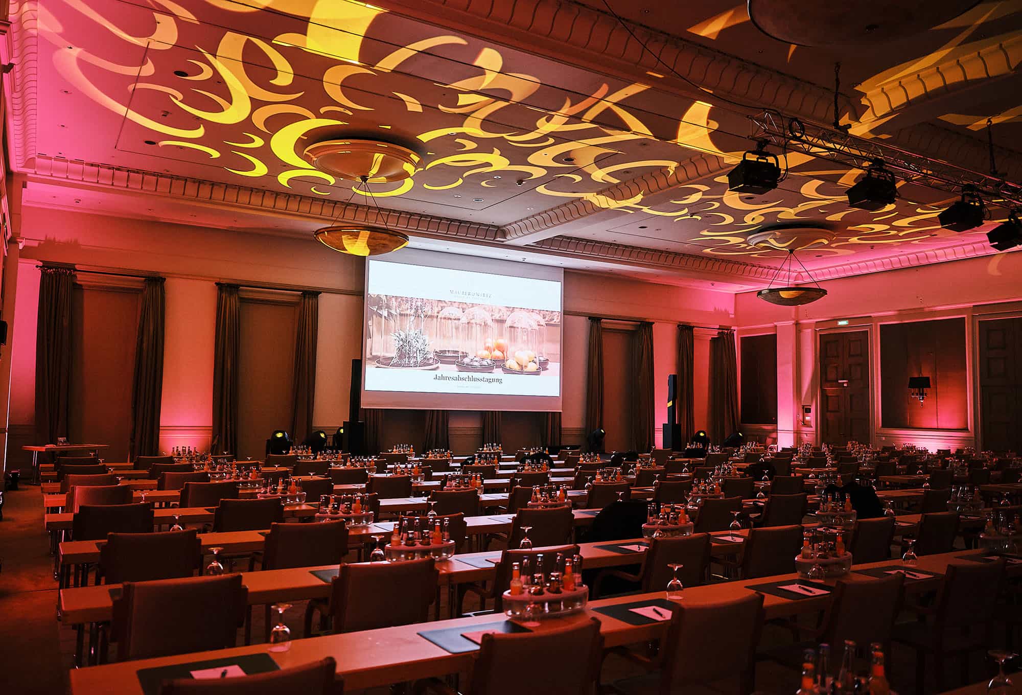 Konferenz-Setup mit Ambientebeleuchtung