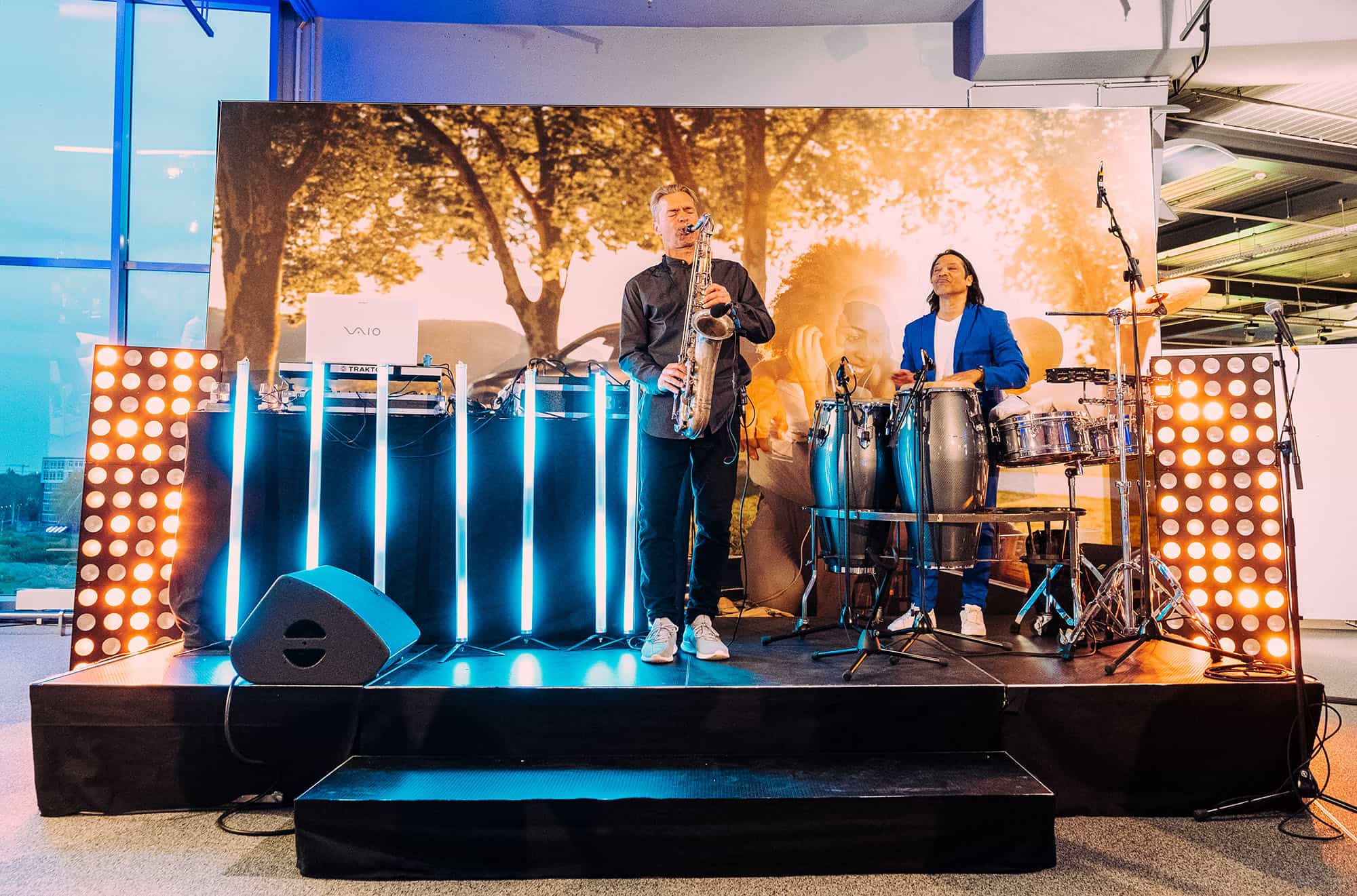 Eine Bühne mit Musikern