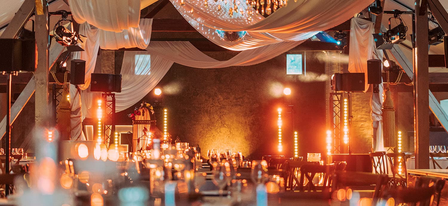 Galaveranstaltung mit Bühne und Publikum.