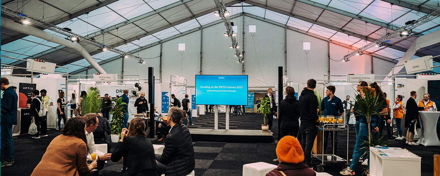 Messestand mit AV-Technik und Besucherverkehr.