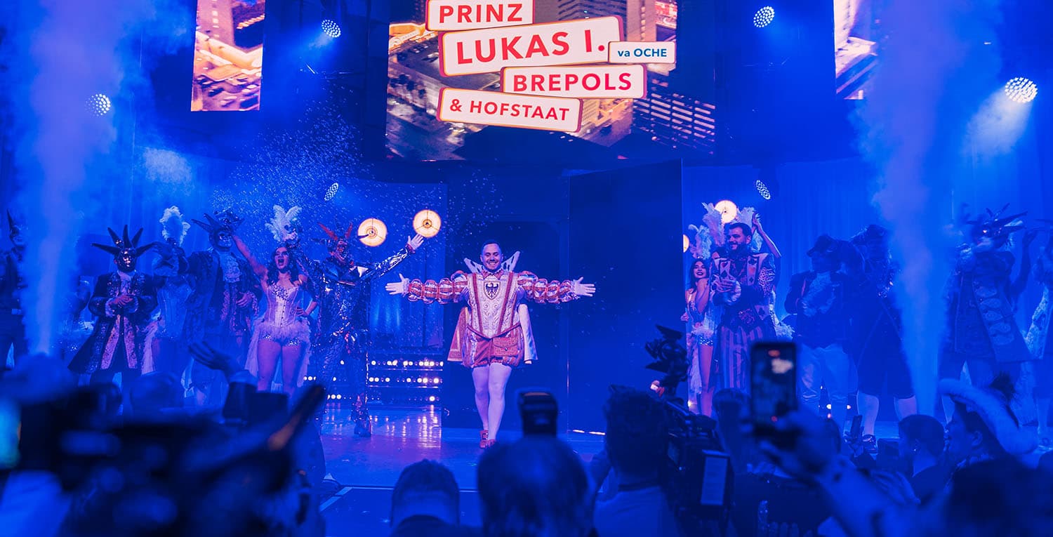 Live-Show mit Bühne, Licht und Publikum.