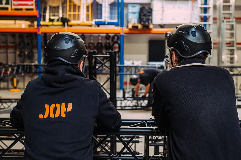 Mitarbeiter von JOY beim Aufbau eines Traversensystems