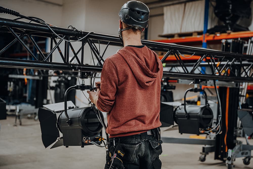 Mitarbeiter von JOY beim Aufbau eines Traversensystems